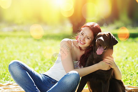 最好的朋友轻的女孩带着猎犬夏天的公园散步图片