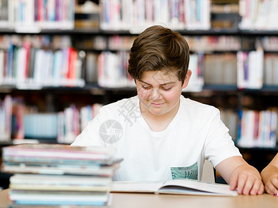图书馆里书的男孩图书馆里的男孩图片