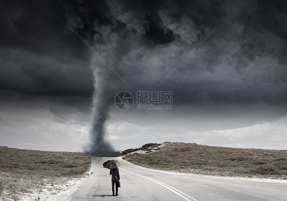 危机带雨伞手提箱龙卷风的商人的背景图片