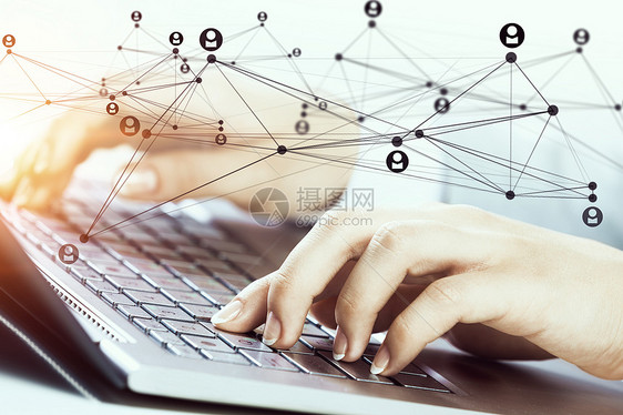 电脑键盘上工作的女手女人键盘上打字图片