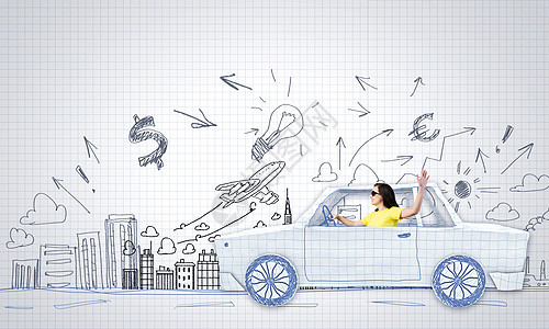 汽车旅行轻的女人骑着辆由纸制成的汽车图片