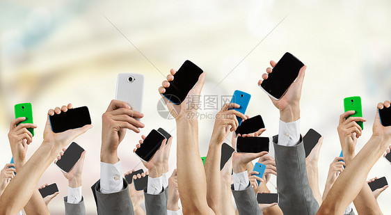 群手里着电话的人群举手展示手机的人图片