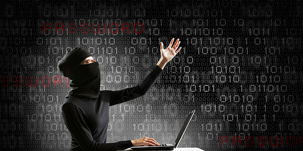 互联网安全穿深色衣服的黑客女人数字背景下用笔记本电脑图片
