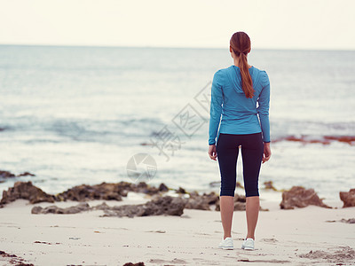 活泼的轻女人站海洋前图片