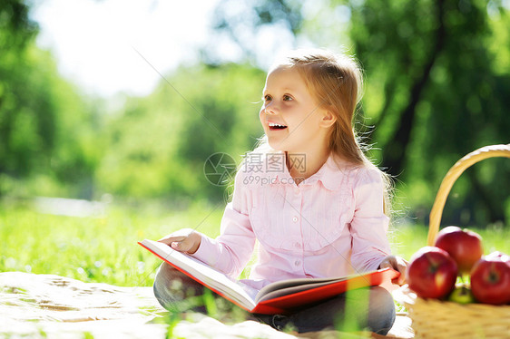 孩子带着书夏天的公园野餐公园里的女孩图片