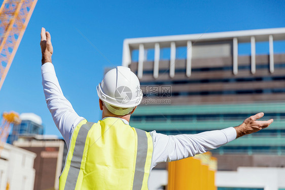 建筑工地的工程师建设者建筑工程师施工场景穿着安全背心图片