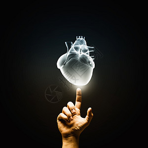 心脏健康人的手按下心脏图标按钮数字触摸屏上图片