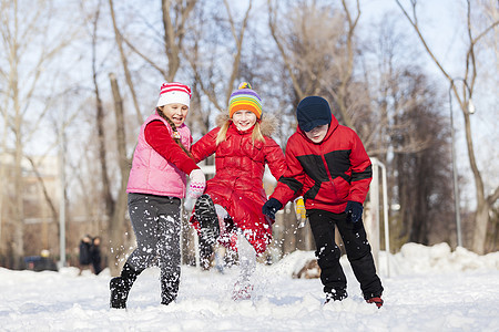 可爱的孩子们冬天的公园里跳跃玩得开心冬季活动图片