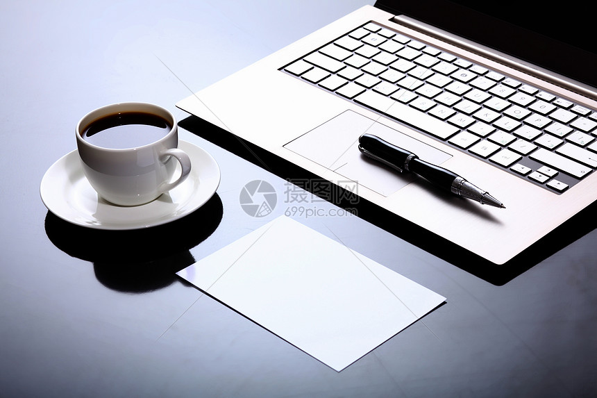 ‘~办公桌上的纸笔咖啡笔记本电脑  ~’ 的图片