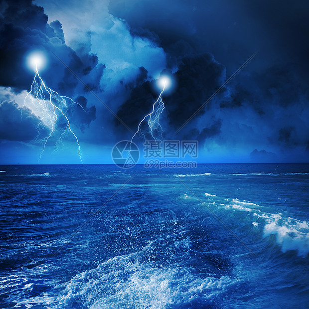 晚上暴风雨暴风雨海上闪电的黑夜形象
