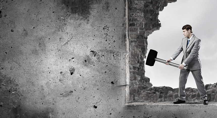 的商人轻坚定的商人手里着大撞墙