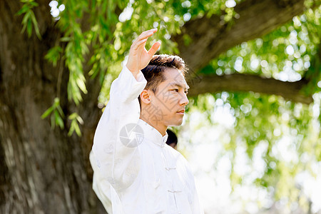 公园里练泰拳的帅哥图片素材