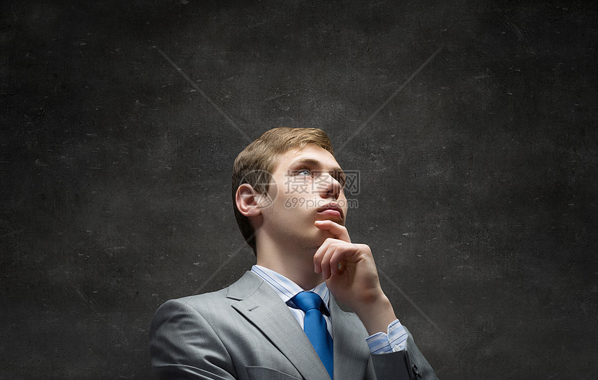 脑子里的这些想法思想的年轻人穿着西装