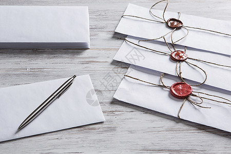 桌子上印章的信件旧的邮政与信封与蜡密封空白纸张木制表图片