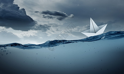 纸船纸船漂浮波涛汹涌的海上背景图片