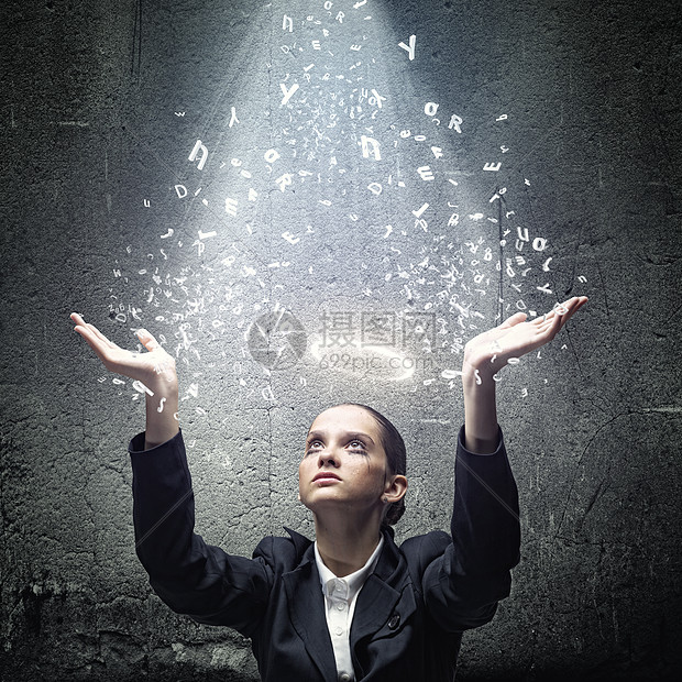 女商人轻的哭泣的女商人头上戴着光环