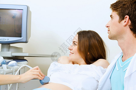 体检轻孕妇由医生超声检查中检查图片
