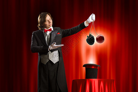 戴帽子的魔术师魔术师用帽子表演魔术的形象图片