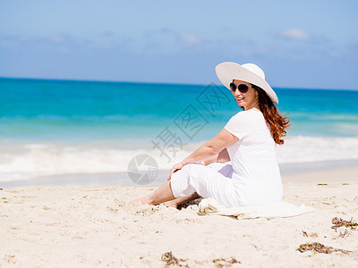 阳光明媚的天,海滩上穿着白色衣服的女人海滩上美好的天图片