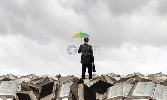 带雨伞的商人商人着雨伞,由书成的职业阶梯上醒来图片