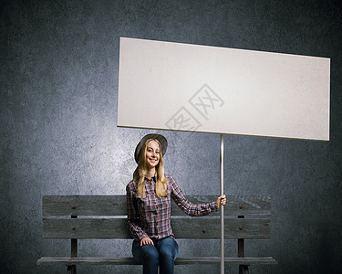 的女人轻的女孩穿着休闲的白色横幅坐长凳上文字的位置图片