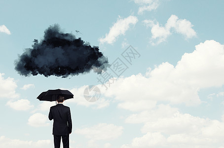 生意上的悲观主义者背的商人带着黑色的雨伞的乌云图片