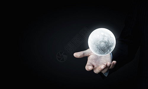 月球行星靠近人的手握着月球行星图片