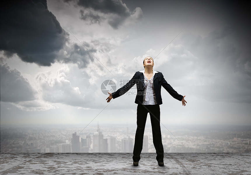 绝望中的女商人女商人大楼顶上尖叫的形象