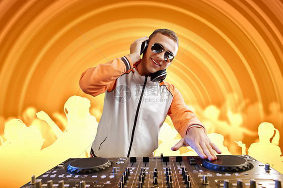 DJ调音台设备来控制声音播放音乐DJ混合器图片