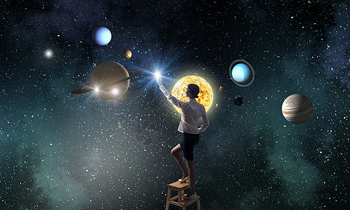 女商人天空中触摸行星女商人站椅子上达太空行星图片