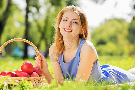 带苹果的女孩夏天公园里带着苹果的轻漂亮女人背景图片