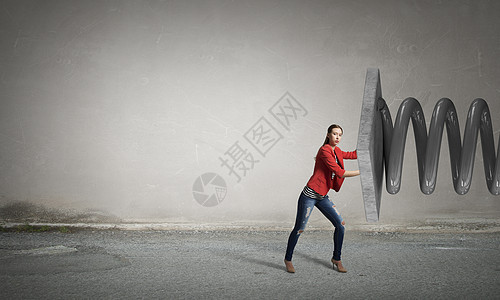 女人承受压力穿着红色夹克抵御大金属弹簧的轻女人背景图片