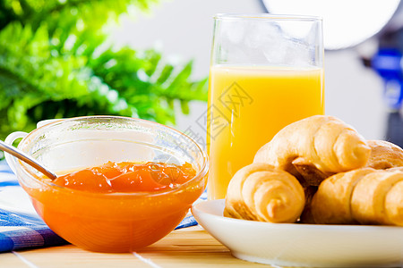 美味的早餐早餐桌上牛角包果冻橙汁图片