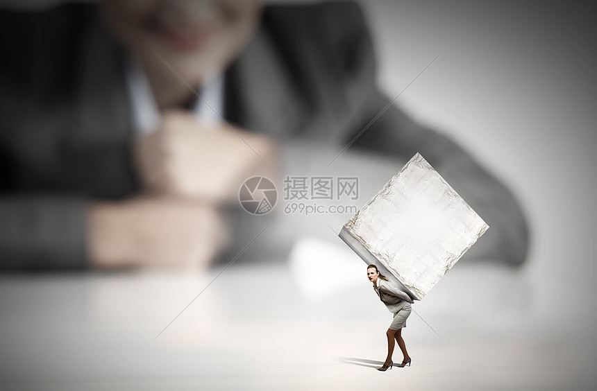 沉重的负担女商人背着白色的空白立方体