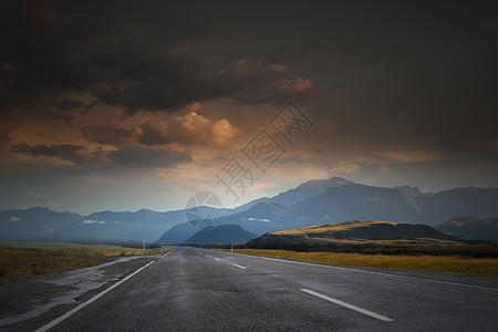 日出路上风景如画的景观道路上方的日出图片