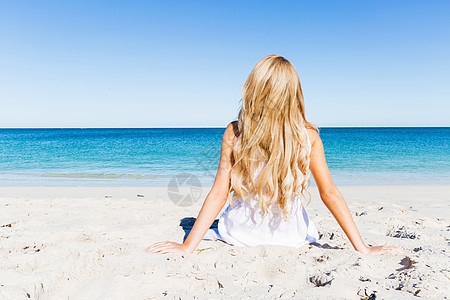 轻的女人海滩上放松轻漂亮女人沙滩上放松的肖像图片