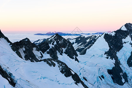 雪山山景雪,蓝天清澈图片