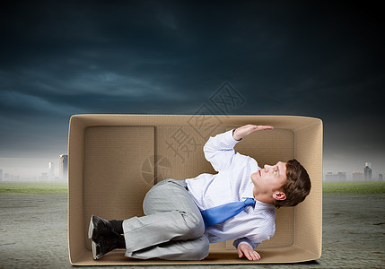 男人盒子里轻沮丧的商人被困小纸箱里图片