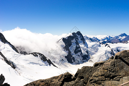 雪山山景雪,蓝天清澈图片