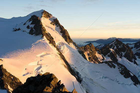 山峰山景雪,蓝天清澈图片