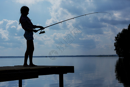 会钓大鱼的坐岸边钓鱼的可爱女孩的后视镜图片