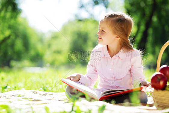 孩子带着书夏天的公园野餐公园里的女孩图片