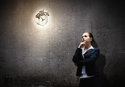 时间流逝集中女商人看闹钟的形象图片