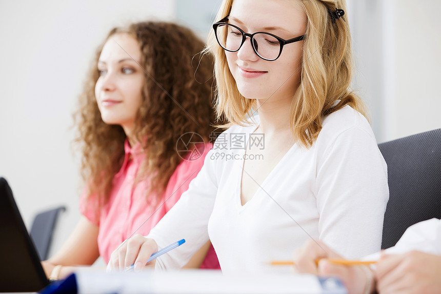 轻人坐教室里讲课学生们上课高清图片下载-正版图片300347559-摄图网