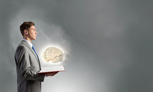 书来开阔你的头脑震惊的商人着打开的书与大脑图片图片