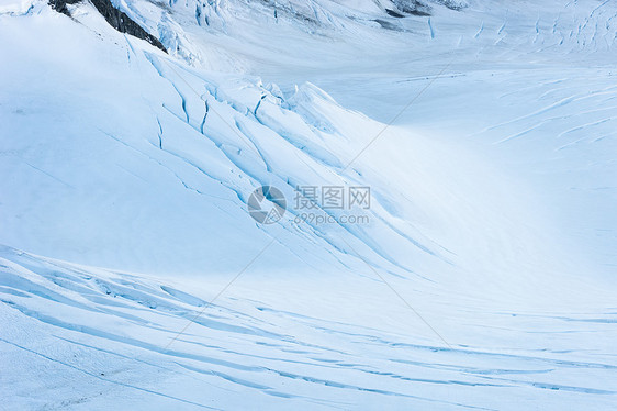 雪山山景雪,蓝天清澈图片