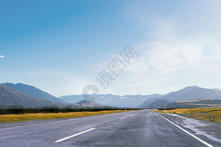 日出路上风景如画的景观道路上方的日出图片