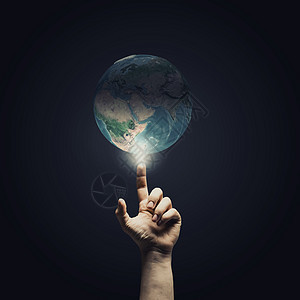 全球联系人类的手用手指指向地球上的星球图片