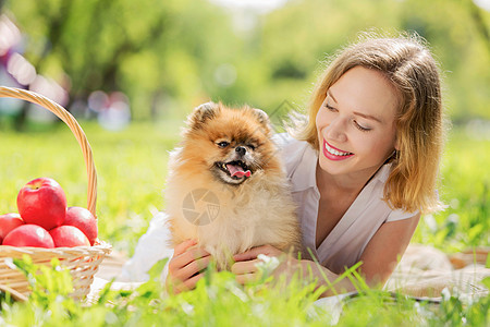 可爱的宠物夏天公园里的轻漂亮女孩可爱的狗图片