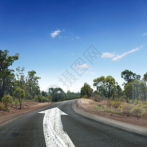 空荡荡的乡村道路上白色的箭头唱歌图片